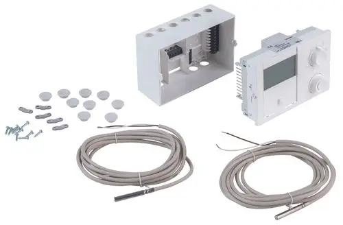 Daikin Solaris Drucksolarregler mit zwei Temperatursensoren, Montagezubehör und Verkabelung. Enthält eine Steuerungseinheit und verschiedene Anschlussmöglichkeiten.